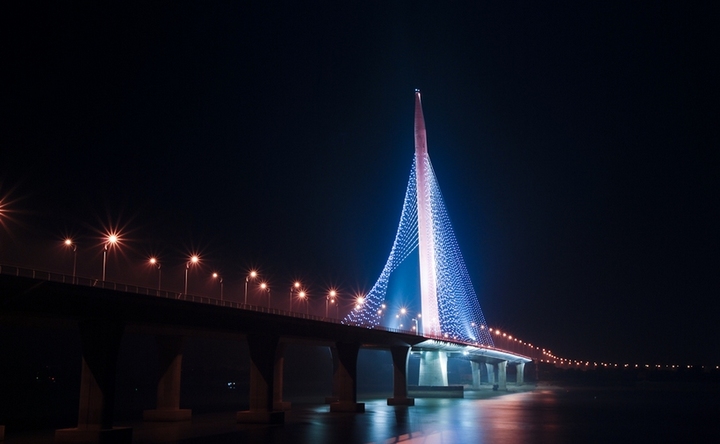 夜幕下的南昌英雄大橋 光影交織的城市名片